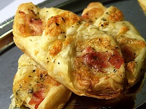 Слойки з шинкою і моцарелою
