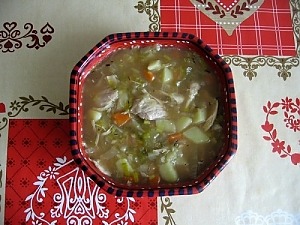 Овощной суп из лука-порея и пекинской капусты