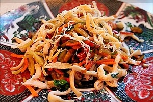 Теплый салат с кальмарами и овощами