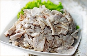 Салат с языком, курицей и грибами