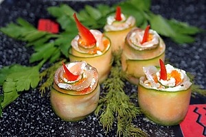 Рулетики из огурцов и семги