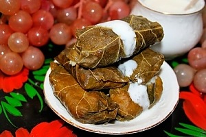 Долма из баранины в виноградных листьях
