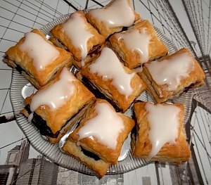 Слойки с замороженной черникой