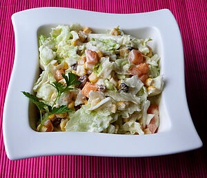 Салат с хурмой и кукурузой