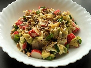 Салат с авокадо и крабовыми палочками	
