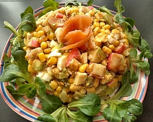 Салат с крабовыми палочками, авокадо и кукурузой