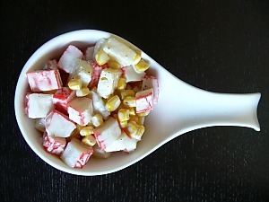 Салат с крабовыми палочками, ананасом и кукурузой Салат с крабовыми палочками, ананасом и кукурузой