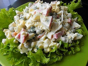 Салат с крабовыми палочками и зеленым горошком