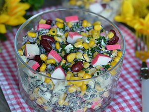 Салат с крабовыми палочками и черным рисом