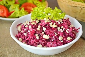 Салат с куриной печенью и свеклой