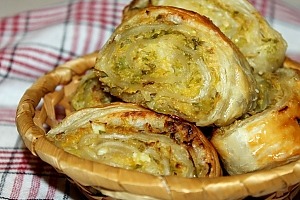 Рулетики с капустой из слоеного теста