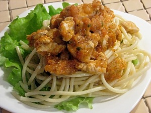 Спагетти с курицей в томатном соусе