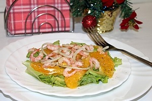 Салат с авокадо, креветками и апельсином