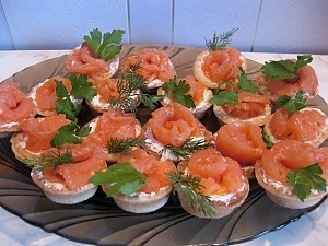 Тарталетки с творожным сыром и семгой