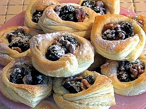 Слойки с черносливом и грецкими орехами