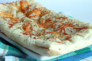Пирог из слоеного теста с сыром и оливками