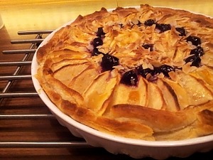 Слоеный пирог с халвой и яблоками