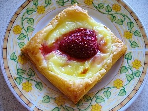 Слойки с клубникой и заварным кремом