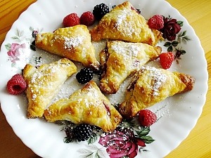 Слойки с ежевикой и малиной