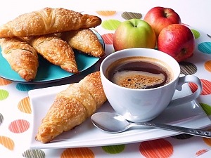 Круассаны из слоеного теста с яблочной начинкой