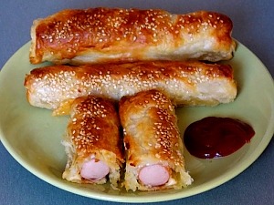 Сосиски в слоеном тесте с сыром