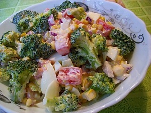 Салат с брокколи, помидорами и кукурузой