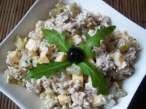 Салат с тунцом, рисом и огурцами