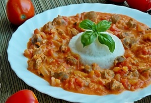 Куриные желудки тушеные с помидорами
