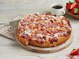 Пирог со свежей клубникой