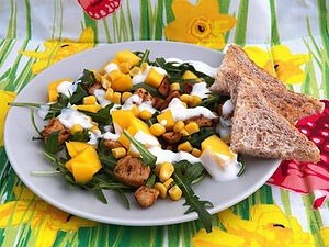 Салат с рукколой, манго и курицей