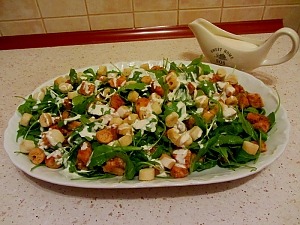 Салат с куриной грудкой, сухариками и рукколой