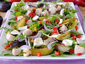 Салат из куриной грудки со сливами и рукколой