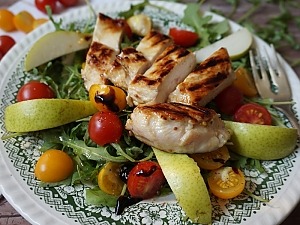 Салат с куриным филе на гриле, рукколой и грушей