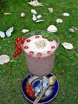 Коктейль с красной смородиной и орехами на кокосовом молоке 