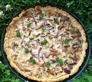 Песочный пирог с лисичками и луком