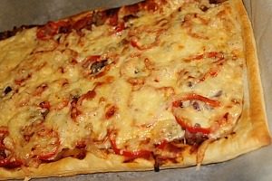 Слоеная пицца с беконом и грибами