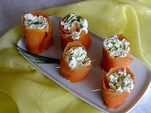 Рулетики из лосося с творожной начинкой