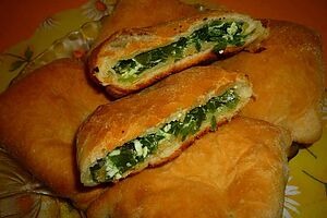 Слоеные пирожки с зеленым луком и яйцом