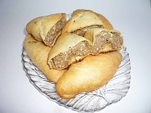 Пирожки с печенью и яйцами из слоеного теста