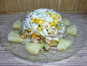 Салат из кальмаров с ананасами и кукурузой