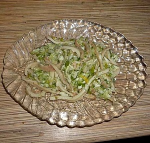 Простой салат с кальмарами, свежим огурцом и яйцом Простой салат с кальмарами, свежим огурцом и яйцом
