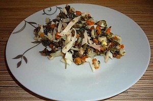 Салат из кальмаров, морской капусты и яиц Салат из кальмаров, морской капусты и яиц