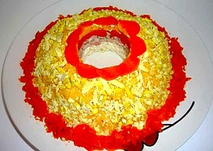 Слоеный салат с кальмарами, сыром и морковью Слоеный салат с кальмарами, сыром и морковью