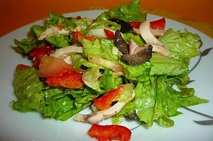 Салат с кальмарами и овощами без майонеза