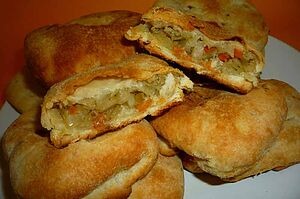 Слоеные пирожки с капустой