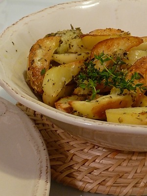 Картофель запеченный в рукаве с чесноком и розмарином