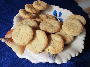 Соленое печенье с луком и маком