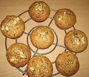 Банановые маффины с шоколадом и орехами