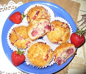 Маффины с клубникой и орехами