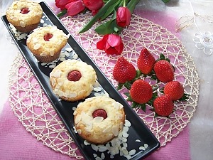 Маффины с клубникой и миндальными хлопьями
